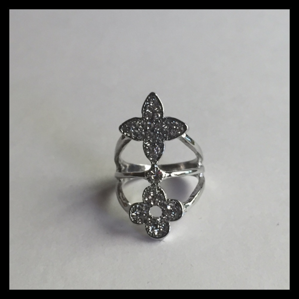 Clover Leaf Silvertone Ring Size 6.5 Brand New
